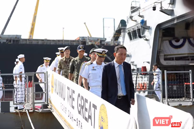 Đại sứ Hàn Quốc cùng ban chỉ huy tàu chính thức lên bờ thăm hữu nghị Đà Nẵng