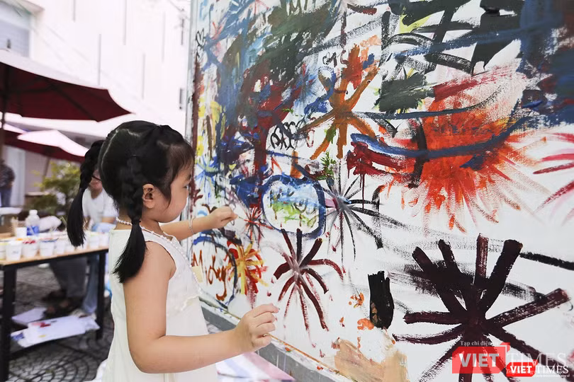 Trẻ em được trải nghiệm vẽ tranh tường Trẻ em được trải nghiệm vẽ tranh tường