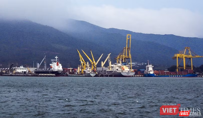 Cảng Tiên Sa nhìn từ vịnh Đà Nẵng