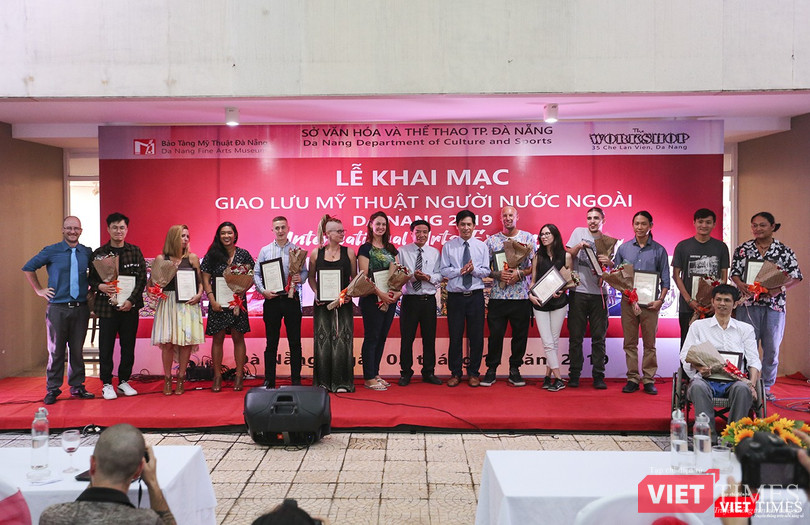 Giám đốc Sở VH&TT TP Đà Nẵng tặng hoa cho các nghệ sĩ