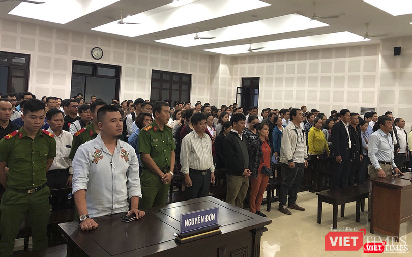 Các bên liên quan cùng gần 300 khách hàng liên quan đến vụ án tranh chấp đứng dậy nghe HĐXX tuyên án Các bên liên quan cùng gần 300 khách hàng liên quan đến vụ án tranh chấp đứng dậy nghe HĐXX tuyên án