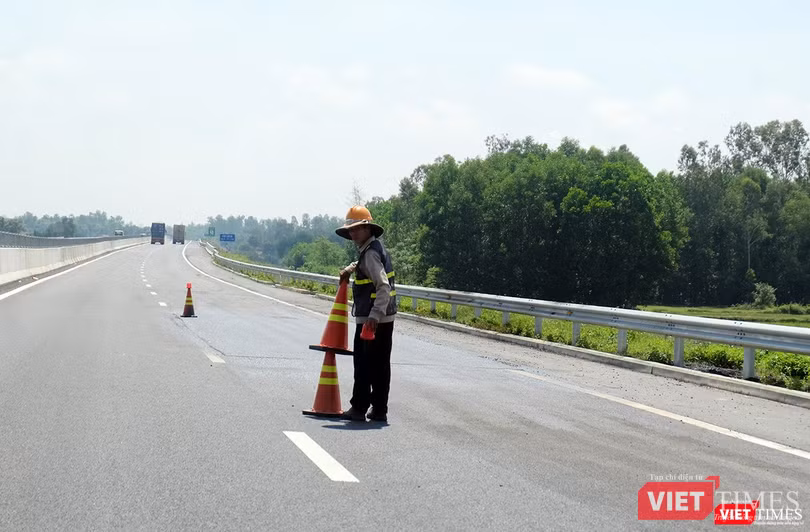 Công nhân thu dọn hiện trường sửa chữa