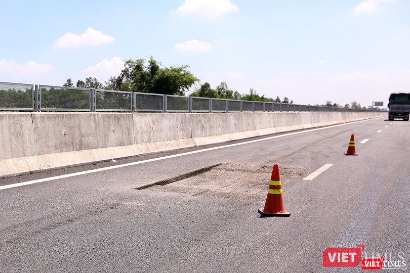 Vệt "ổ gà" được bóc bỏ Vệt "ổ gà" được bóc bỏ