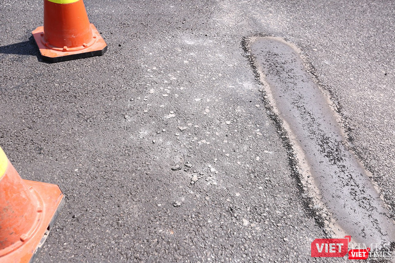 Một miếng vá cục bộ trên mặt đường vừa được thi công xong Một miếng vá cục bộ trên mặt đường vừa được thi công xong