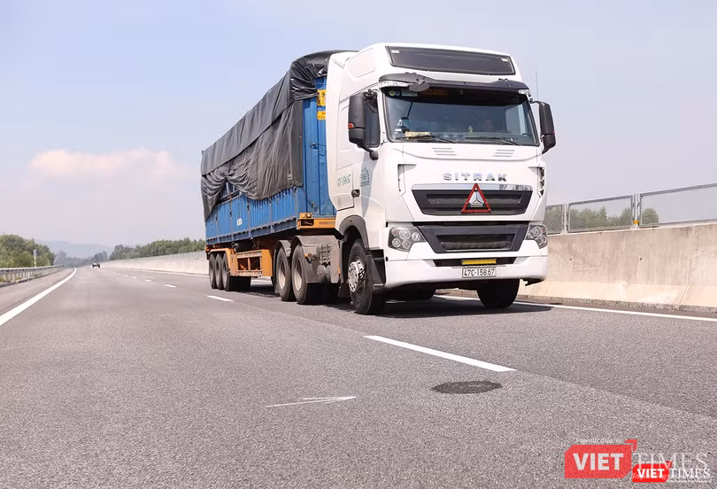 Cùng với đó là những vị trí "ổ gà" cục bộ cũng đã được vá sửa
