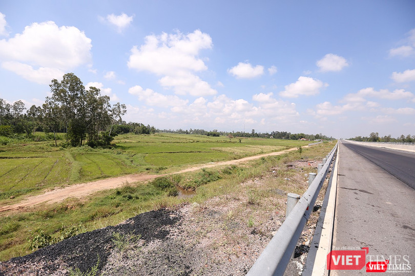 Hiện trên tuyến cao tốc Đà Nẵng-Quảng Ngãi vẫn còn 55 vị trí chưa thi công được đường gom, đường ngang và 39,3km đường cao tốc chưa được thi công hàng rào ngăn gia súc. Đây là nguy cơ tiềm ẩn mất an toàn giao thông Hiện trên tuyến cao tốc Đà Nẵng-Quảng Ngãi vẫn còn 55 vị trí chưa thi công được đường gom, đường ngang và 39,3km đường cao tốc chưa được thi công hàng rào ngăn gia súc. Đây là nguy cơ tiềm ẩn mất an toàn giao thông