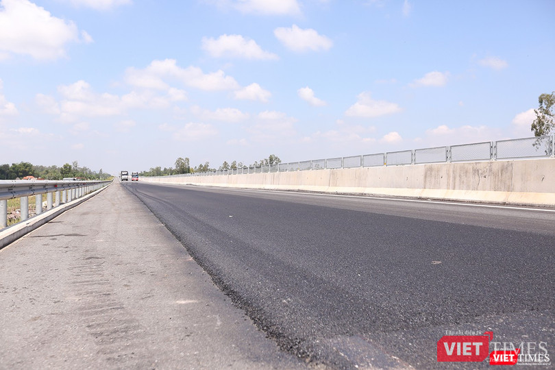 Những vệt vá mặt đường có kích thước lớn hơn Những vệt vá mặt đường có kích thước lớn hơn