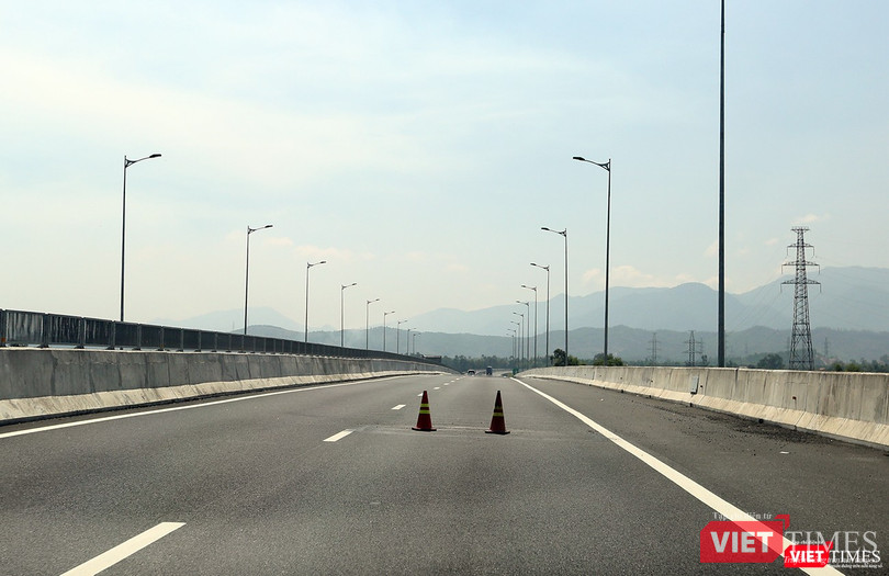 Mặc dù đã được vá xong, nhưng cọc tiêu mềm vẫn chưa được dọn Mặc dù đã được vá xong, nhưng cọc tiêu mềm vẫn chưa được dọn