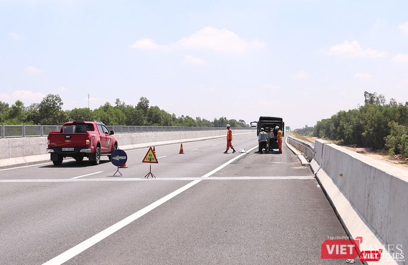 Trên tuyến cao tốc đoạn từ Đà Nẵng đi Quảng Nam và ngược lại, các chốt điều tiết giao thông phục vụ sửa chữa được dựng lên Trên tuyến cao tốc đoạn từ Đà Nẵng đi Quảng Nam và ngược lại, các chốt điều tiết giao thông phục vụ sửa chữa được dựng lên