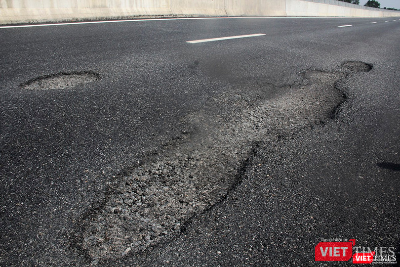 Cận cảnh một ổ gà trên tuyến cao tốc Đà Nẵng-Quảng Ngãi Cận cảnh một ổ gà trên tuyến cao tốc Đà Nẵng-Quảng Ngãi