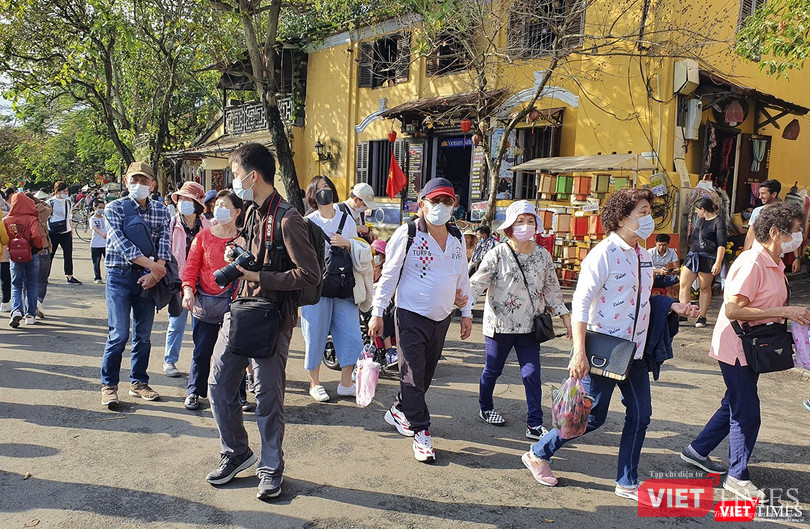 Mottj đoàn khách du lịch đeo khẩu trang tham quan Hội An