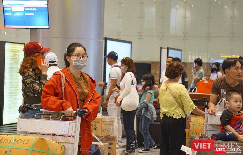 Du khách đeo khẩu trang tự bảo vệ mình tại Sân bay quốc tế Đà Nẵng