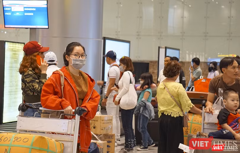 Du khách đeo khẩu trang tự bảo vệ mình tại Sân bay quốc tế Đà Nẵng