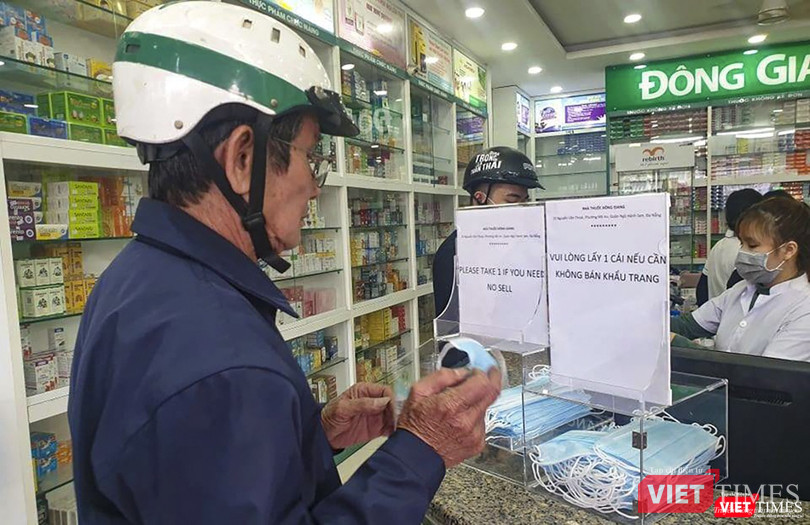 Người dân phấn khỏi nhận khẩu trang y tế miễn phí tại các tấm lòng sẻ chia Người dân phấn khỏi nhận khẩu trang y tế miễn phí tại các tấm lòng sẻ chia