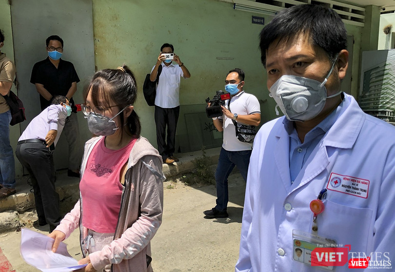 Bệnh nhân được đích thân bác sĩ Nguyễn Thành Trung - Phó Giá́m đốc Bệnh viện Đà Nẵng tiễn ra xe Bệnh nhân được đích thân bác sĩ Nguyễn Thành Trung - Phó Giá́m đốc Bệnh viện Đà Nẵng tiễn ra xe