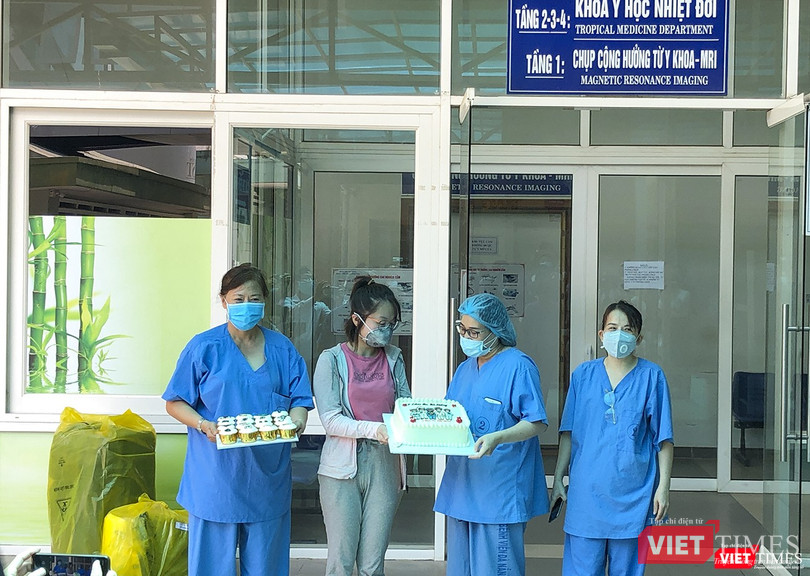 Đáp lại tình cảm và sự chăm sóc của các y bác sĩ, bệnh nhân đã tặng bánh, tỏ lòng biết ơn Đáp lại tình cảm và sự chăm sóc của các y bác sĩ, bệnh nhân đã tặng bánh, tỏ lòng biết ơn