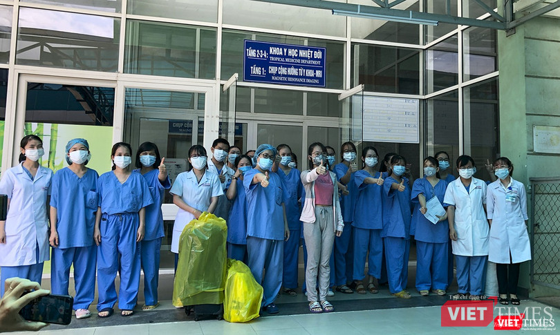 Bệnh nhân mắc COVID-19 thứ 135 chụp ảnh lưu niệm với đội ngũ y bác sỹ điều trị Bệnh nhân mắc COVID-19 thứ 135 chụp ảnh lưu niệm với đội ngũ y bác sỹ điều trị