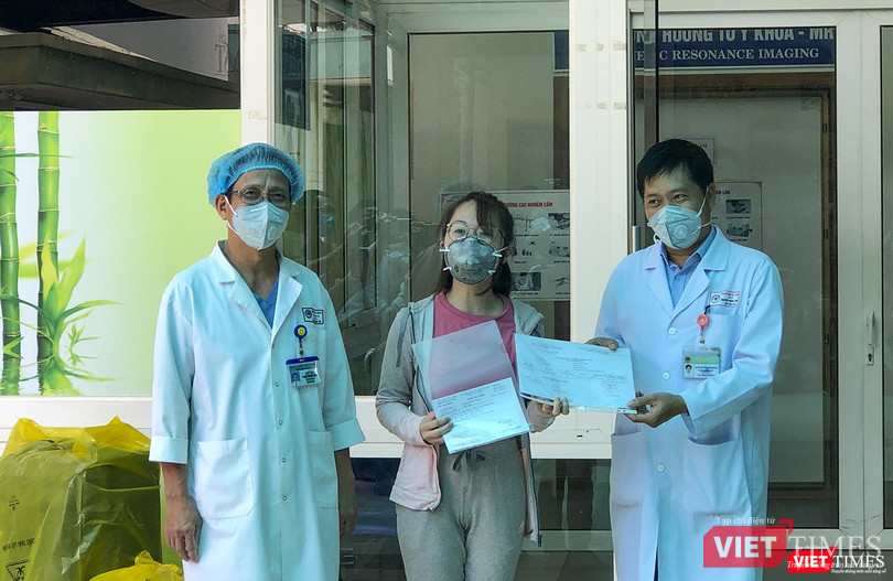 Đúng 11h, bệnh nhân được trao giấy chứng nhận y tế và di chuyển ra xe Đúng 11h, bệnh nhân được trao giấy chứng nhận y tế và di chuyển ra xe