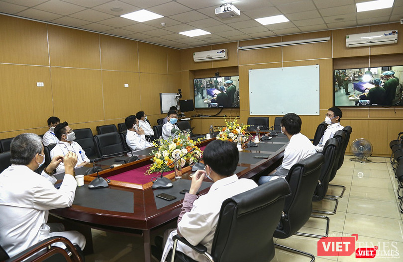 Các chuyên gia của Bệnh viện Hữu nghị Việt Đức chỉ đạo phẫu thuật trực tuyến giúp bệnh viện vệ tinh cứu sống người bệnh tràn khí màng phổi qua hệ thống hội chẩn trực tuyến telemedicine