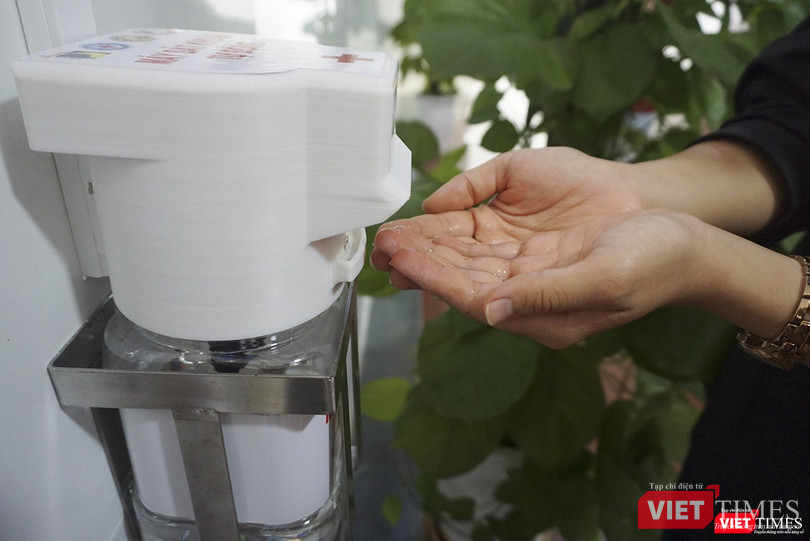 Máy hoạt động hoàn toàn tự động và không cần chạm vào máy