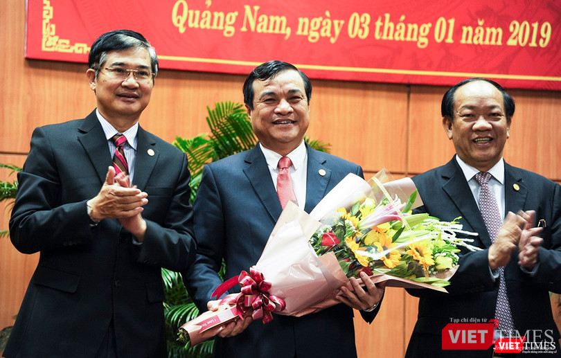 Nguyên Bí thư Tỉnh ủy Nguyễn Ngọc Quang (bìa trái) cùng Chủ tịch UBND tỉnh Đinh Văn Thu (bìa phải) tặng hoa chúc mừng ông Phan Việt Cường (đứng giữa) được bầu làm Bí thư Tỉnh ủy Quảng Nam.