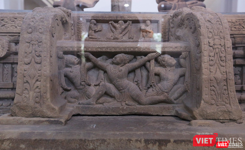 Hình điêu khắc xung quanh đài thờ