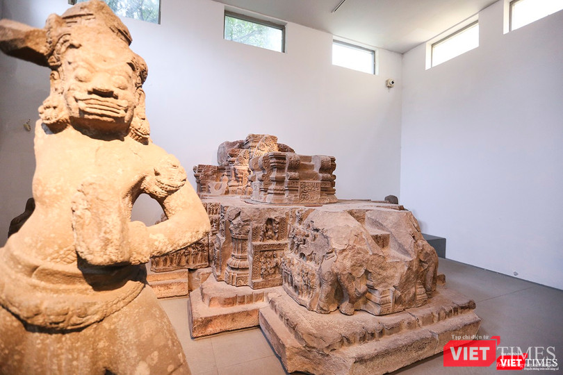 Tượng Hộ Pháp canh giữ