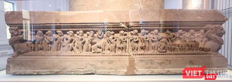 Câu chuyện thần thoại kể về đám cưới của hoàng tử Rama và công chúa Sita được thể hiện trên thân đài thờ