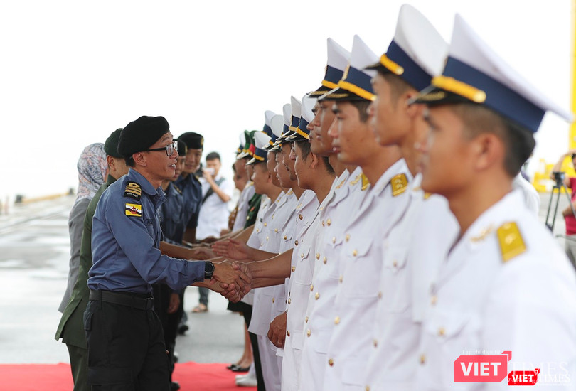 Lực lượng Hải quân hai nước tại lễ đón tàu