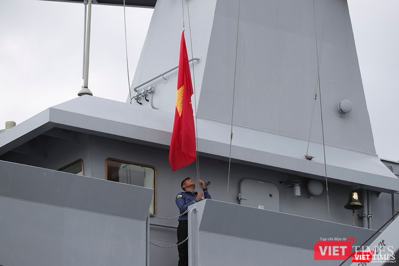 Quốc kỳ Việt Nam được kéo lên trên tàu