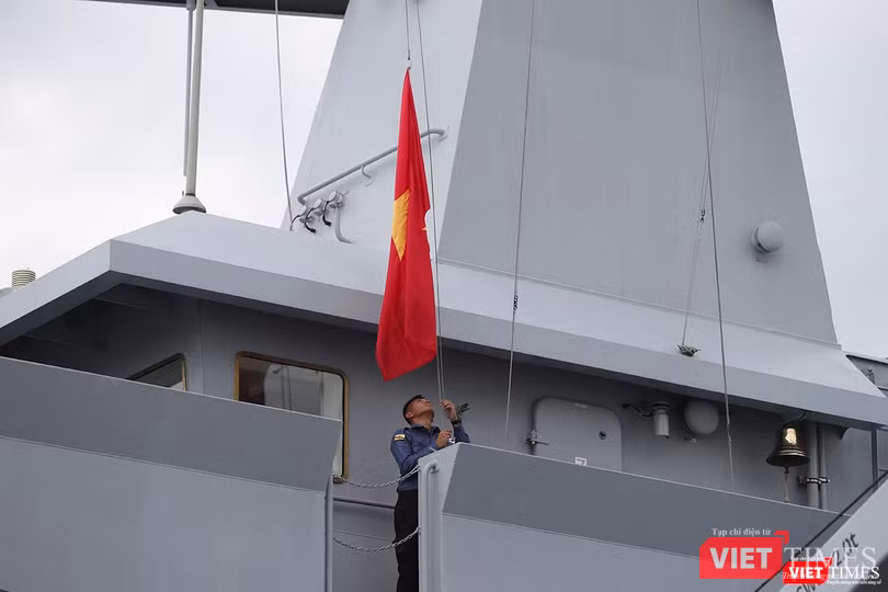 Quốc kỳ Việt Nam được kéo lên trên tàu