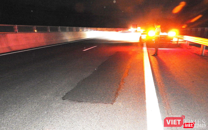 Mới đưa vào sử dụng được hơn 1 tháng, nhưng mặt đường cao tốc Đà Nẵng - Quảng Ngãi đã hư hỏng phải đắp vá