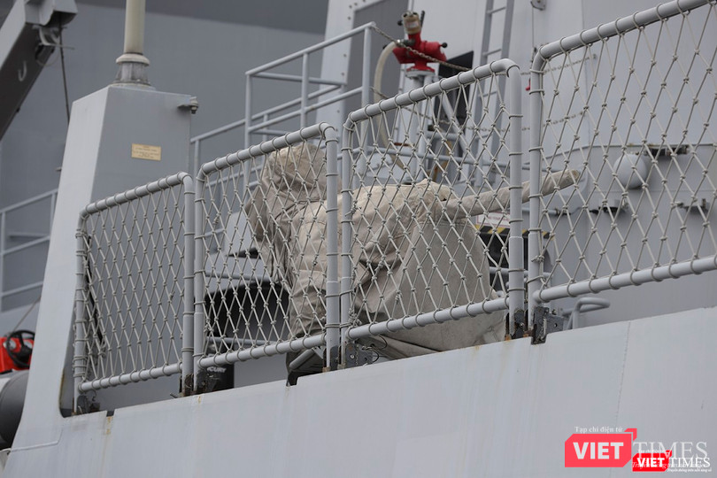 Súng 12,7mm đặt 2 bên mạn