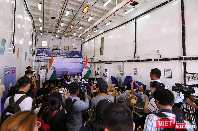 Cuộc họp báo do Chỉ huy tàu chủ trì