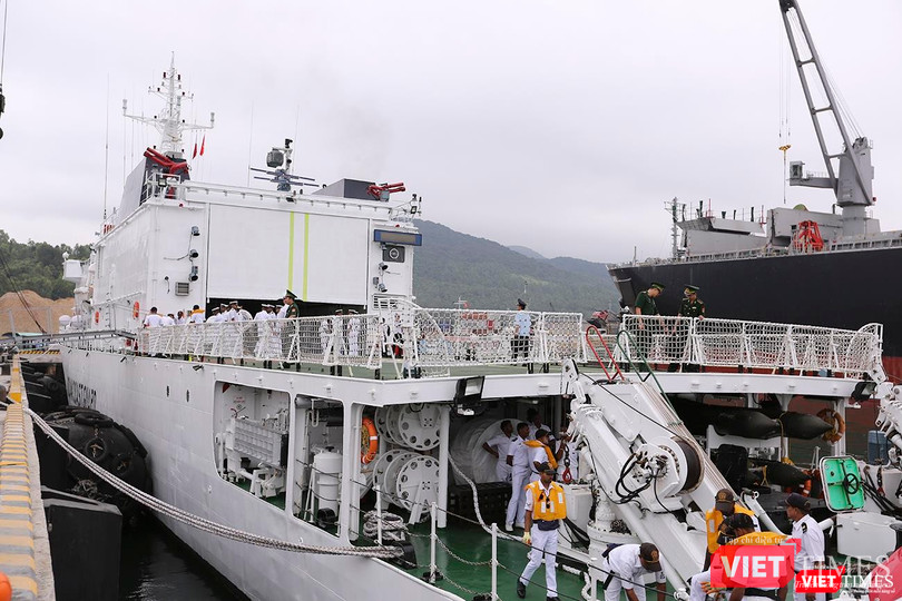 Đuôi tàu là sân bay trực thăng