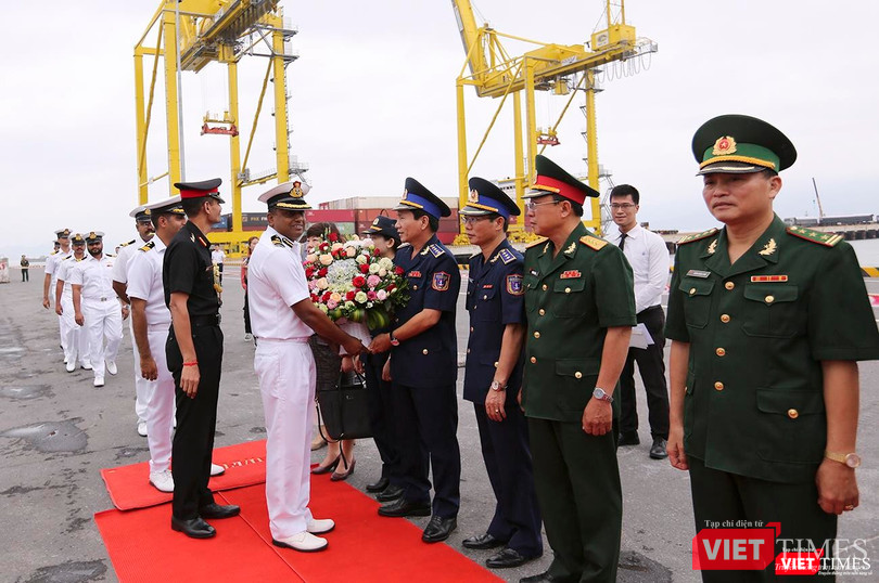 Lễ đón tàu được thực hiện ngay tại cầu cảng