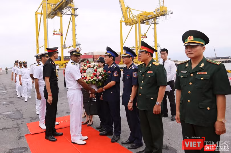 Lễ đón tàu được thực hiện ngay tại cầu cảng Lễ đón tàu được thực hiện ngay tại cầu cảng