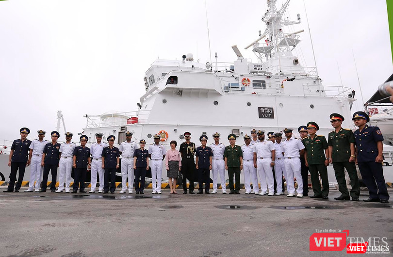 Chụp ảnh lưu niệm nhân chuyến thăm