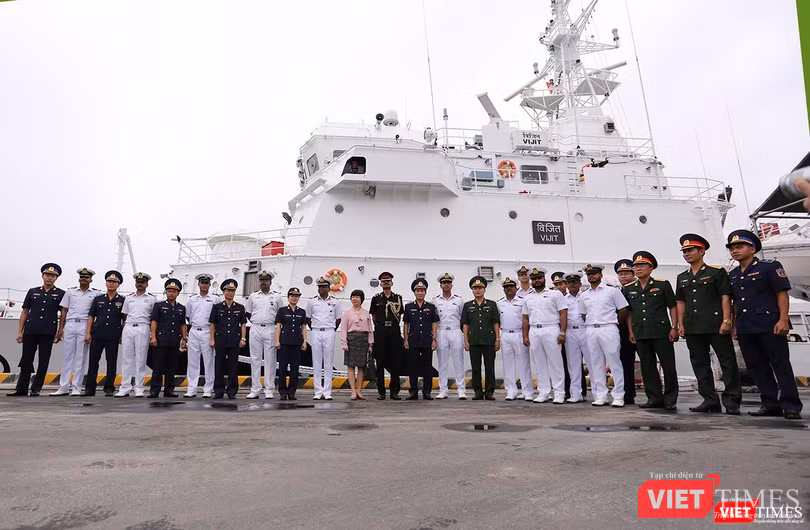 Chụp ảnh lưu niệm nhân chuyến thăm Chụp ảnh lưu niệm nhân chuyến thăm