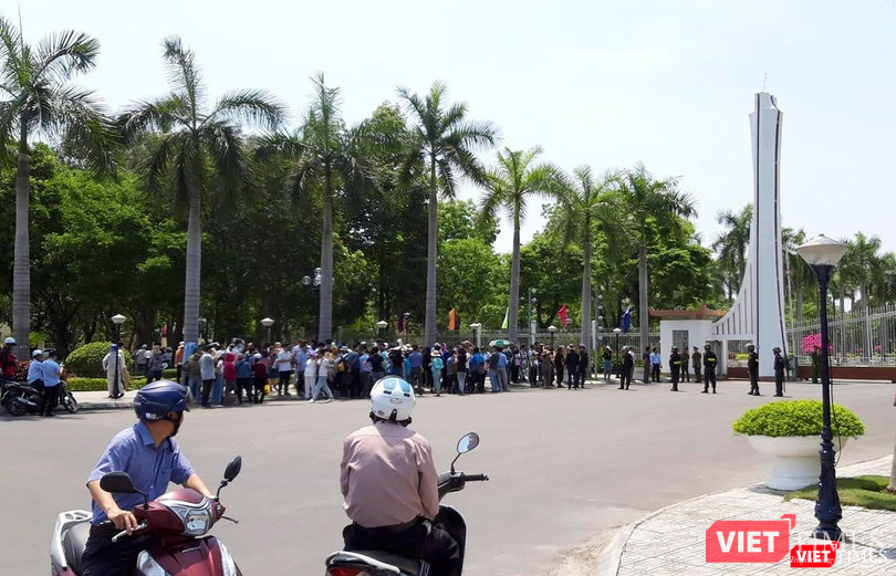 Sáng 9/4, rất đông người khách hàng trong vụ "lình xình" giữa Bách Đạt An và Hoàng Nhất Nam đã kéo đến trước trụ sở UBND tỉnh Quảng Nam để kêu cứu Sáng 9/4, rất đông người khách hàng trong vụ "lình xình" giữa Bách Đạt An và Hoàng Nhất Nam đã kéo đến trước trụ sở UBND tỉnh Quảng Nam để kêu cứu