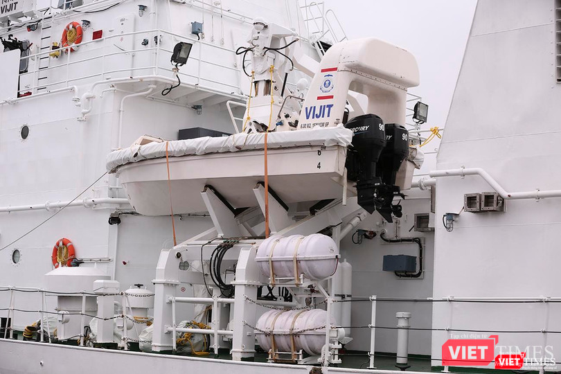 Xuôgs cao tốc 2 bên mạn tàu