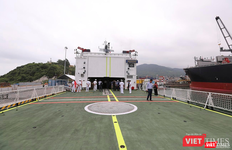 Trên sân đỗ trực thăng