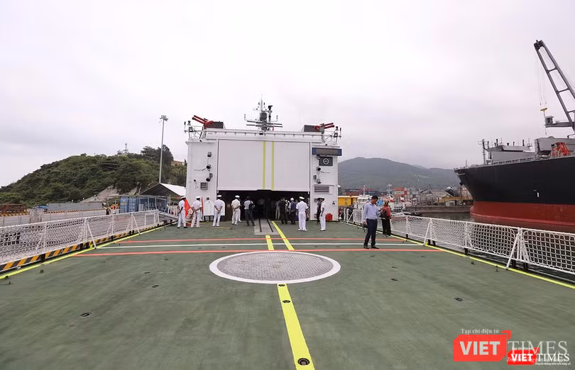 Trên sân đỗ trực thăng Trên sân đỗ trực thăng