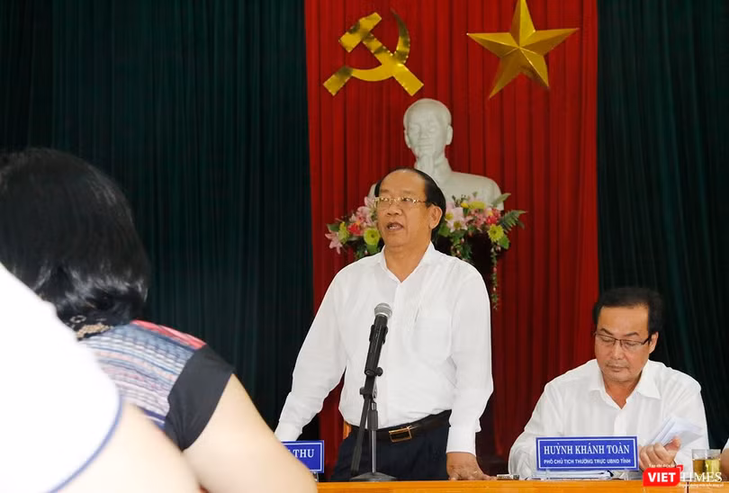 Ông Đinh Văn Thu-Chủ tịch UBND tỉnh Quảng Nam chủ trì buổi tiếp xúc các khách hàng mắc kẹt giữa Bách Đạt An và Hoàng Nhất Nam diễn ra sáng ngày 9/4 tại Trụ sở Tiếp công dân tỉnh Quảng Nam