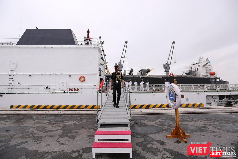 Tùy viên quân sự cùng Chỉ huy xuống tàu