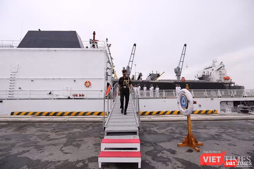 Tùy viên quân sự cùng Chỉ huy xuống tàu Tùy viên quân sự cùng Chỉ huy xuống tàu