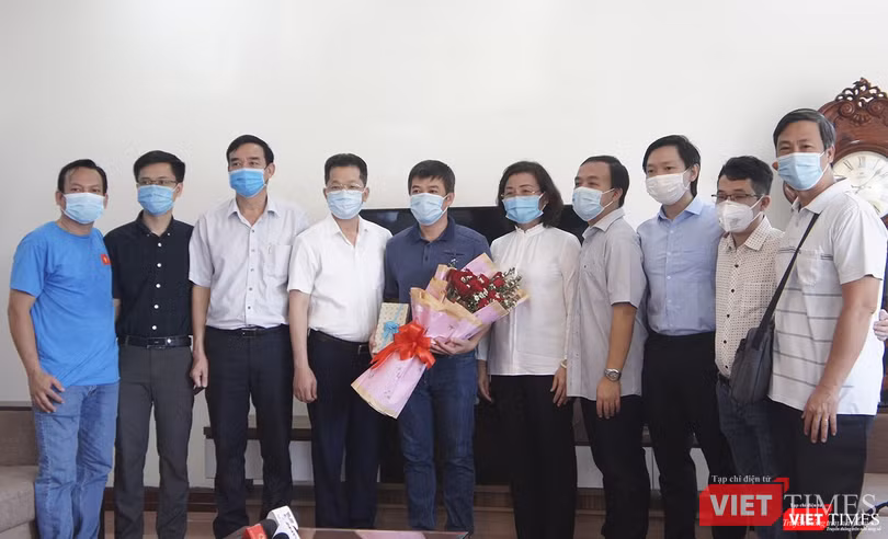 Thường trực Thành ủy Đà Nẵng cùng lãnh đạo UBND TP, Sở Y tế tại buổi tiễn đoàn y bác sĩ Bệnh viện Chợ Rẫy rời Đà Nẵng