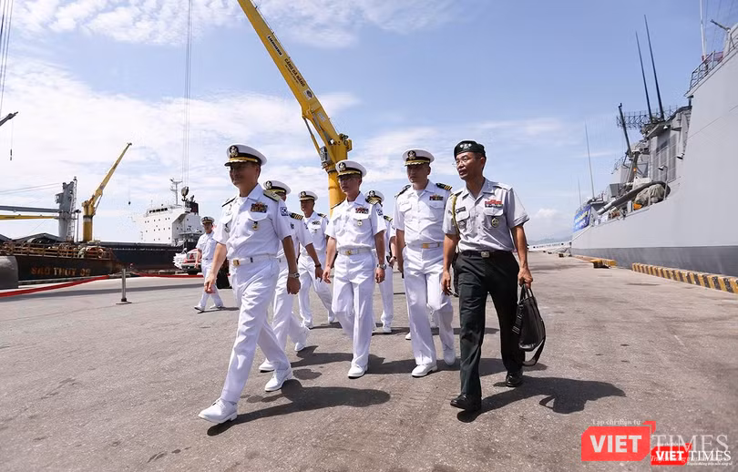 Đúng 10h, chỉ huy tàu xuống bờ làm lễ đón tiếp