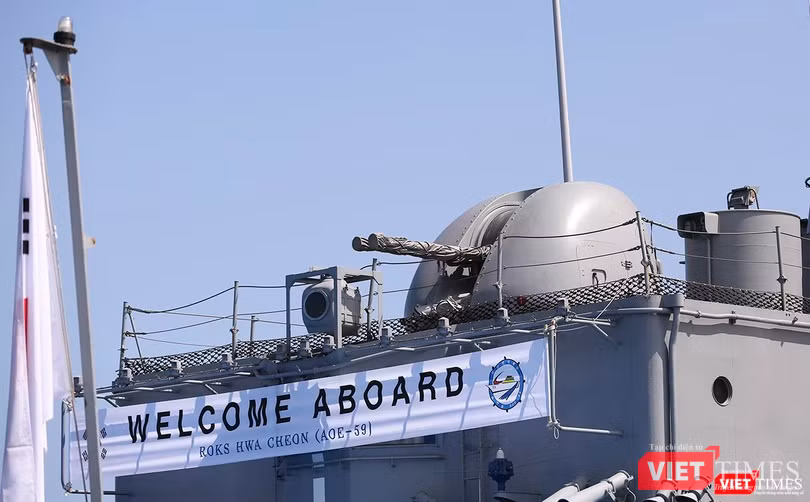 Pháo hạm được đặt phía sau