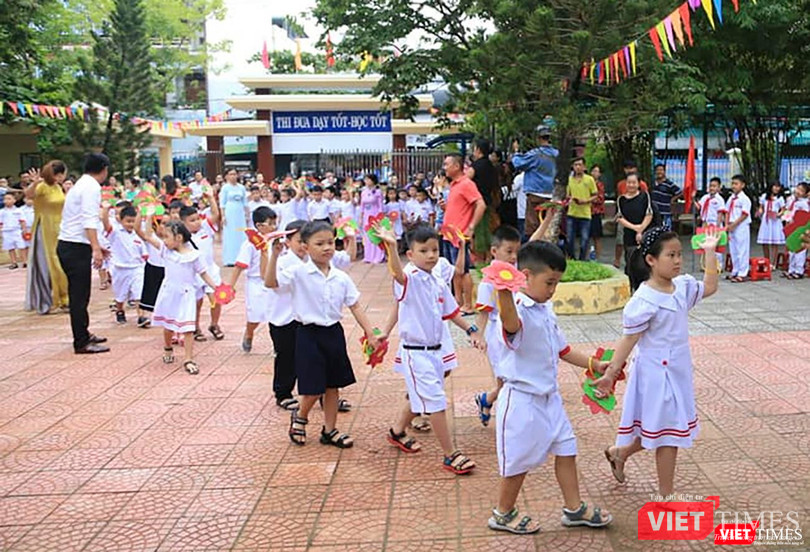 Học sinh cấp tiểu học trong niềm vui bắt đầu năm học mới